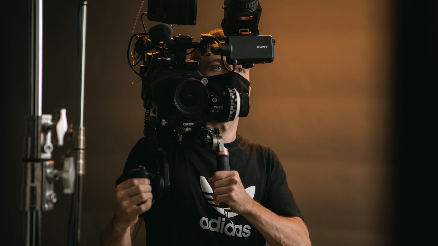 Operator kamery filmowej z monitorem.