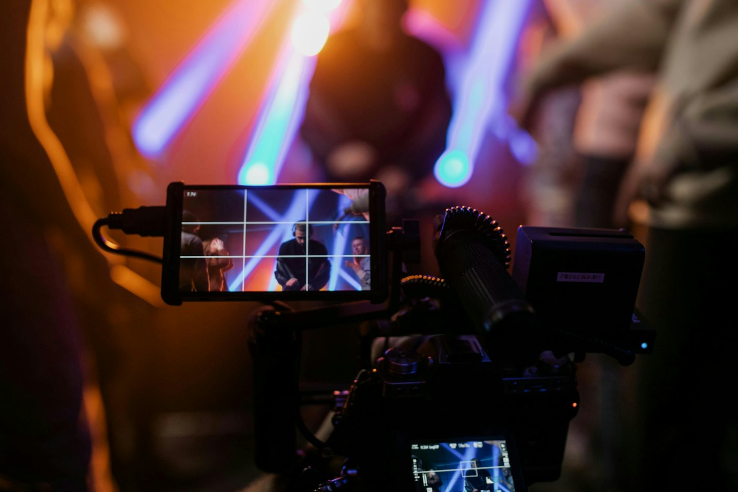 Kamera wideo nagrywa DJ-a występującego na imprezie muzyki na żywo.